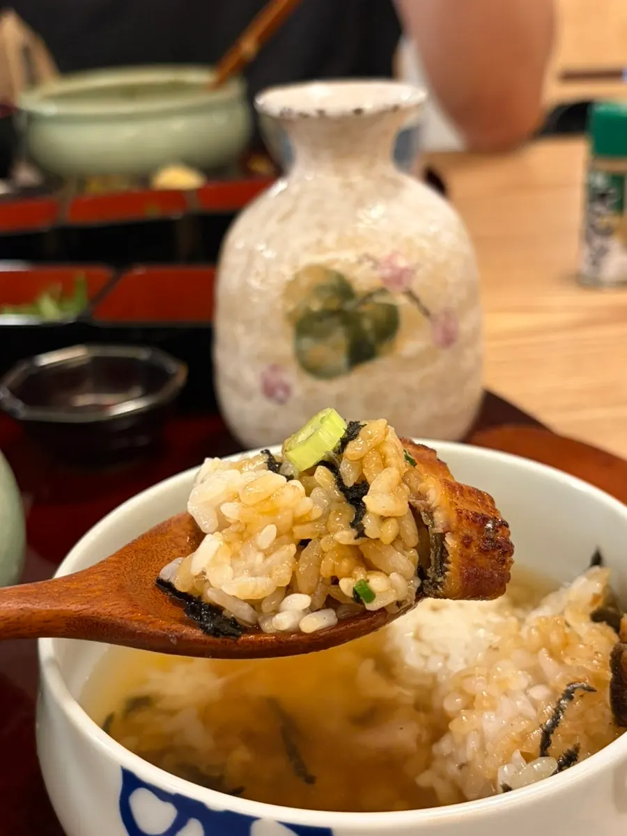 A bowl of eel ochazuke sprinkled with seaweed flakes