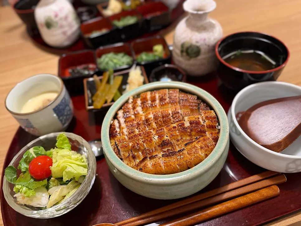 A full spread of Unagiwa's Nagoya-style hitsumabushi eel rice bowl