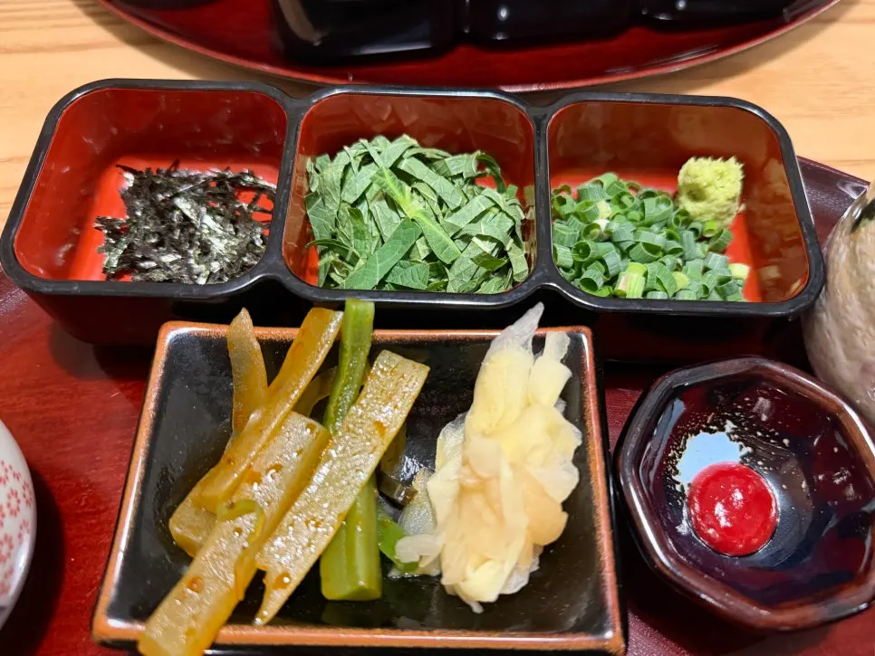 Eel rice bowl with side dishes