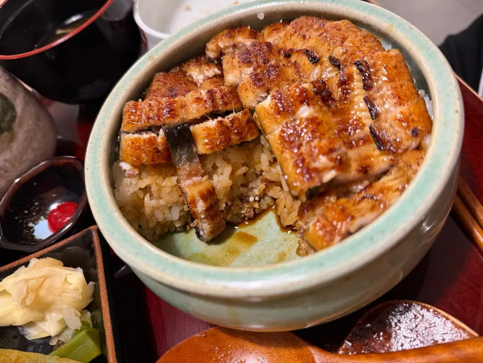 A spoonful of eel rice bowl with scallion-wasabi combination