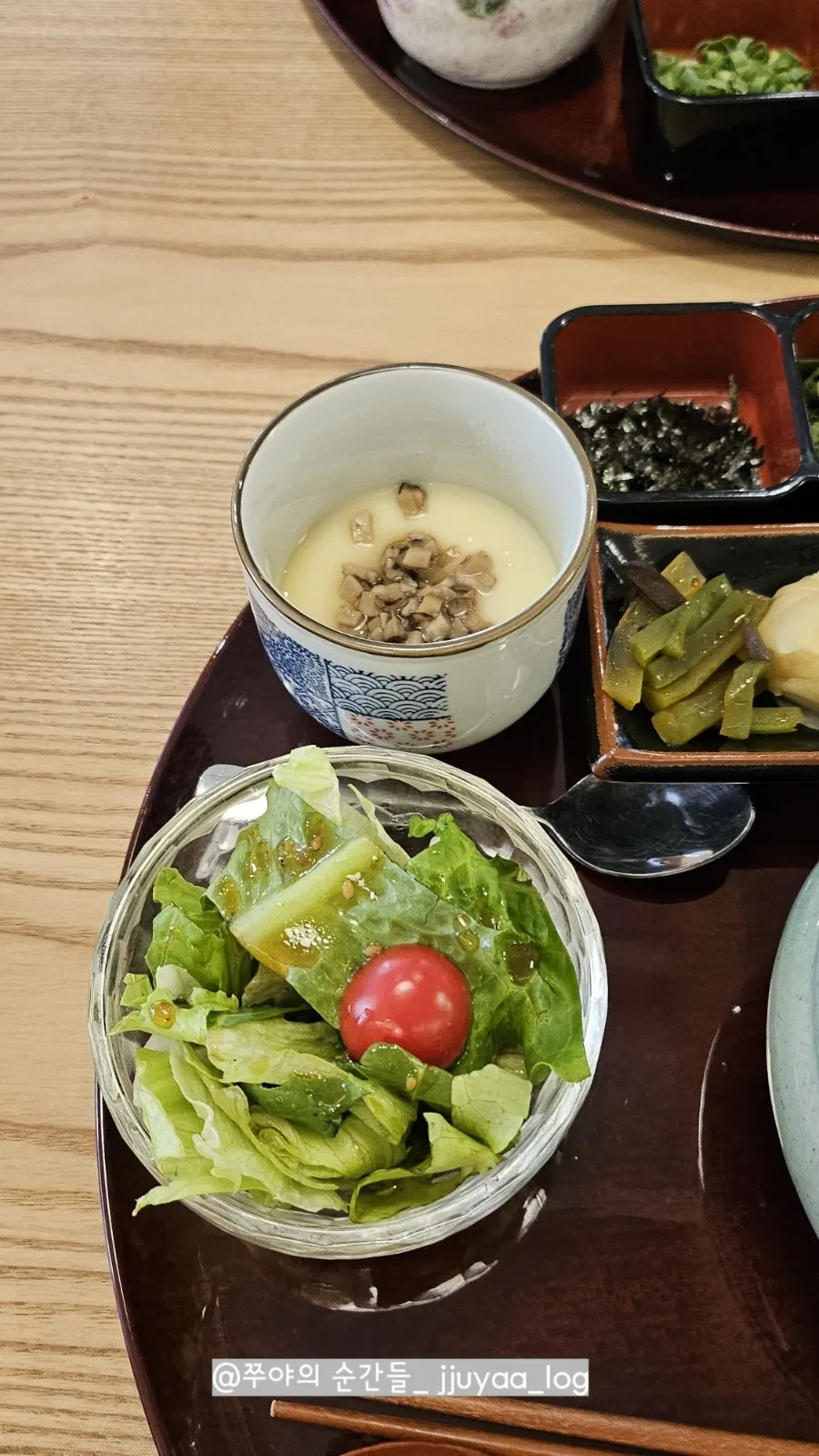 히츠마부시 상 반찬과 자왕무시 계란찜