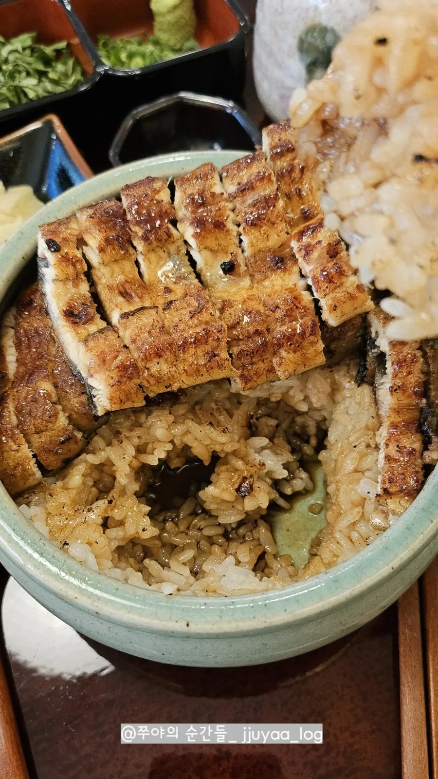 참숯에 구운 민물장어 한 마리 덮밥