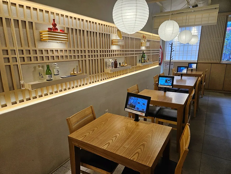Unagiwa dining hall with wood-toned tables and lattice-pattern interior