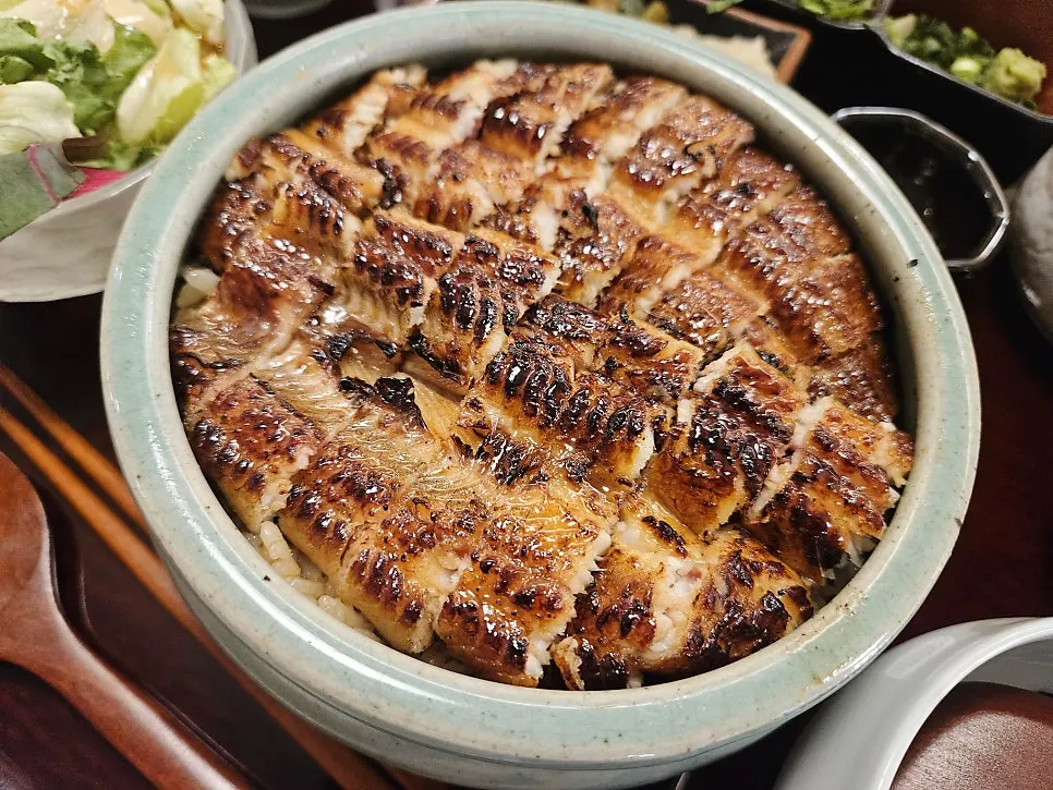 Full-size Hitsumabushi Set with eel covering the entire bowl