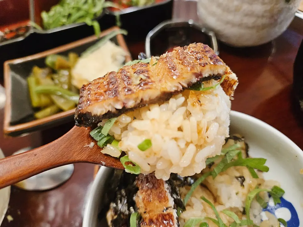 Hitsumabushi eel rice bowl divided into quarters