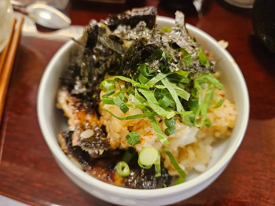 First step of eating eel and rice plain