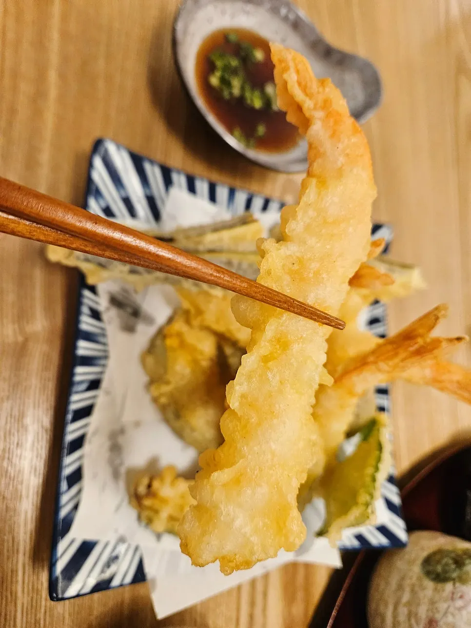 Unagiwa's assorted tempura arranged vertically on the plate