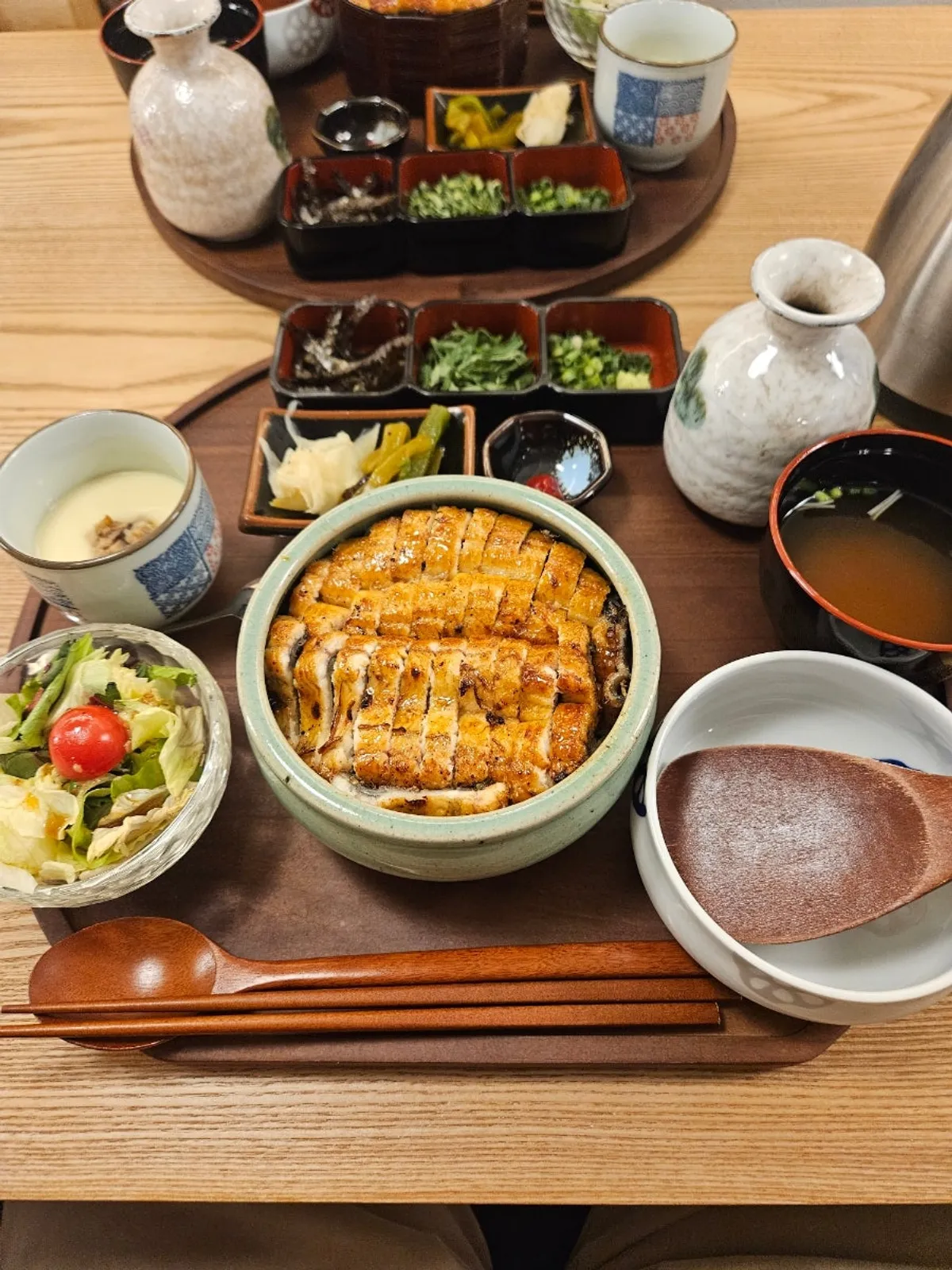 장어 한 마리가 올라간 히츠마부시 상 한 상 차림
