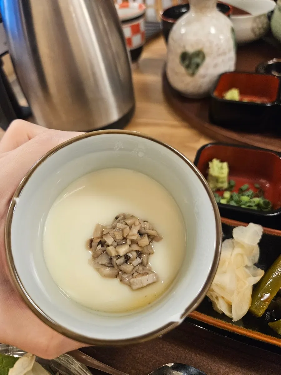 식전에 나온 차완무시와 샐러드