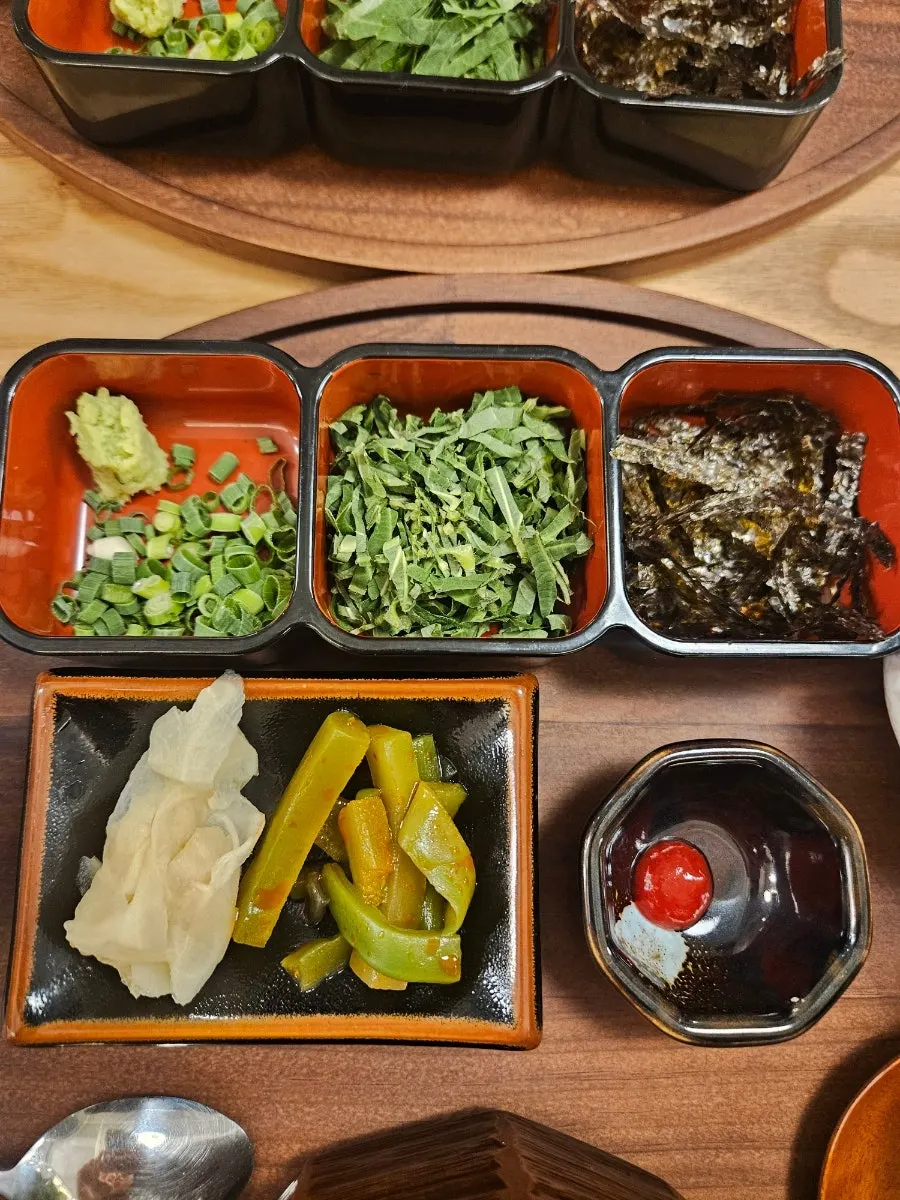 장어와 밥, 깻잎을 함께 올린 한 입