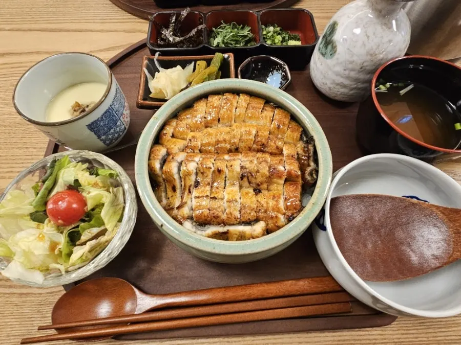 식사를 마친 우나기와 테이블