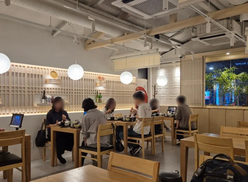 손님이 빠진 뒤 한산해진 우나기와 홀