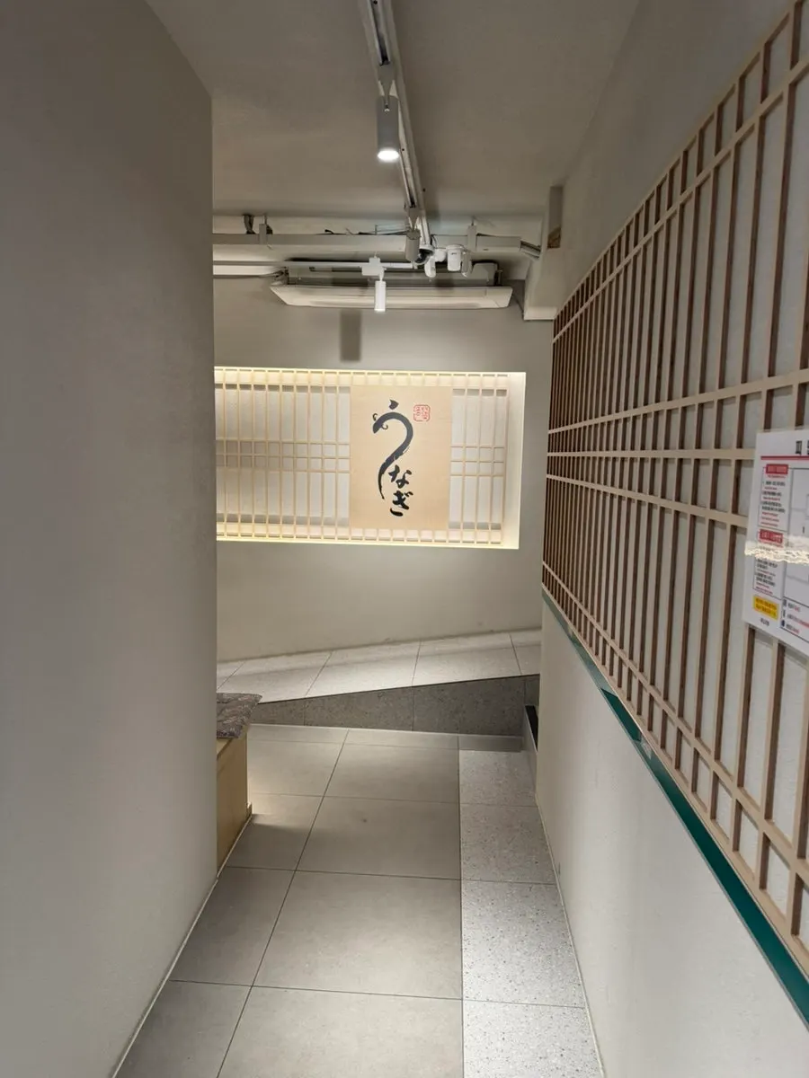 Clean hall seating at Unagiwa