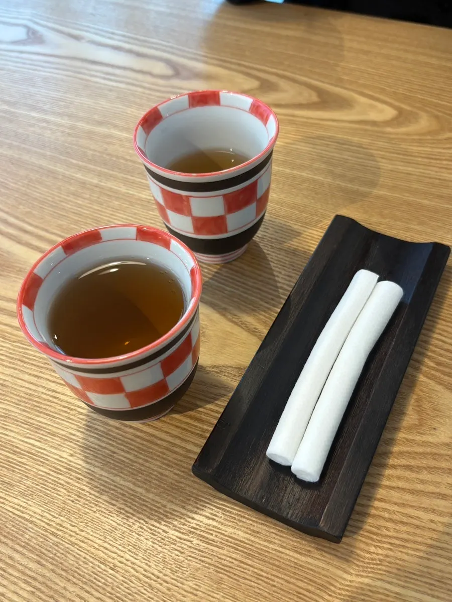点单后准备好的水和手帕