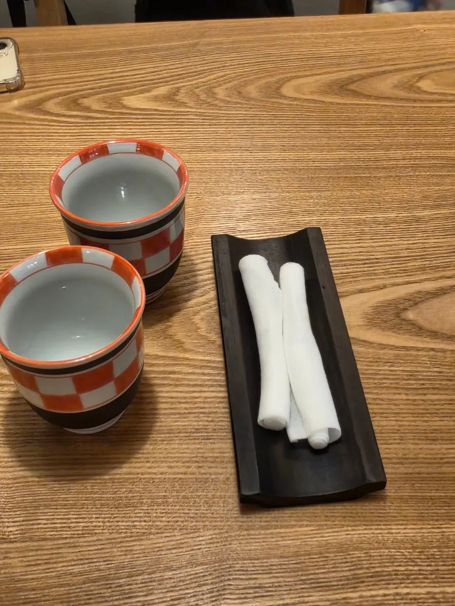 정갈하게 세팅된 2인 테이블