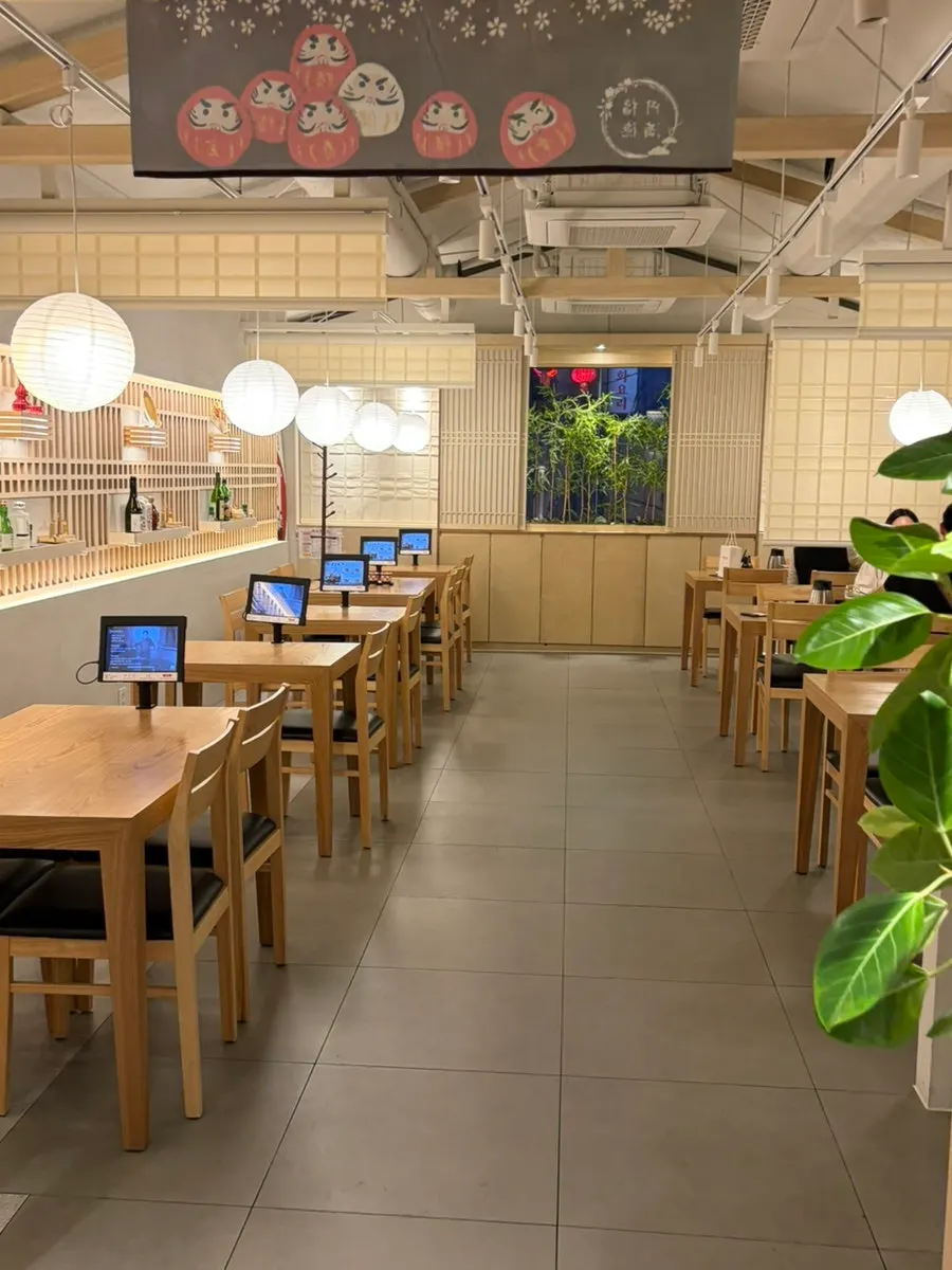 駅三駅近くのUnagiwaの建物と案内