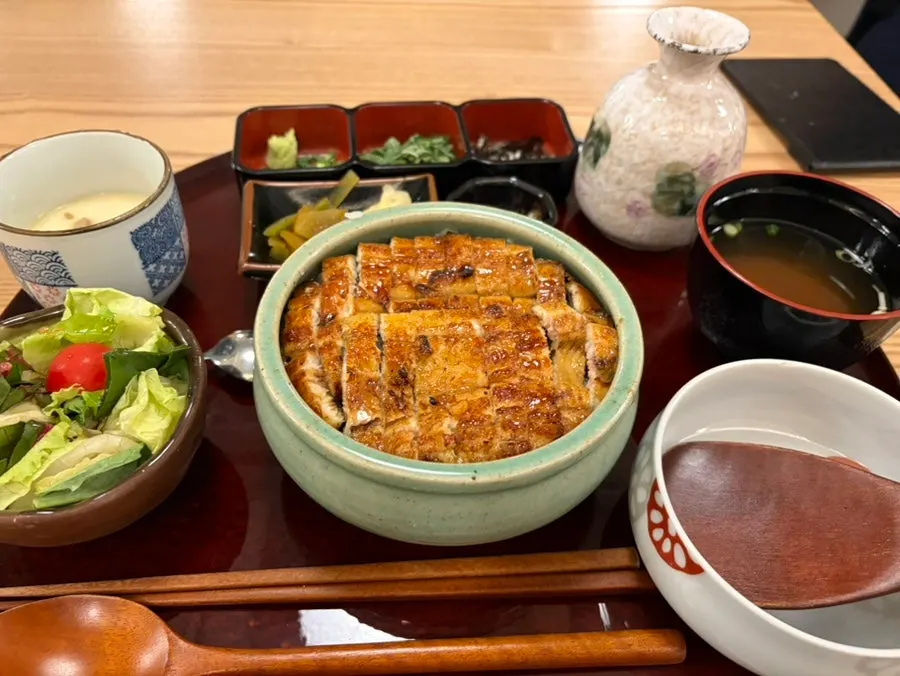 食事の準備が整ったUnagiwaのテーブル席