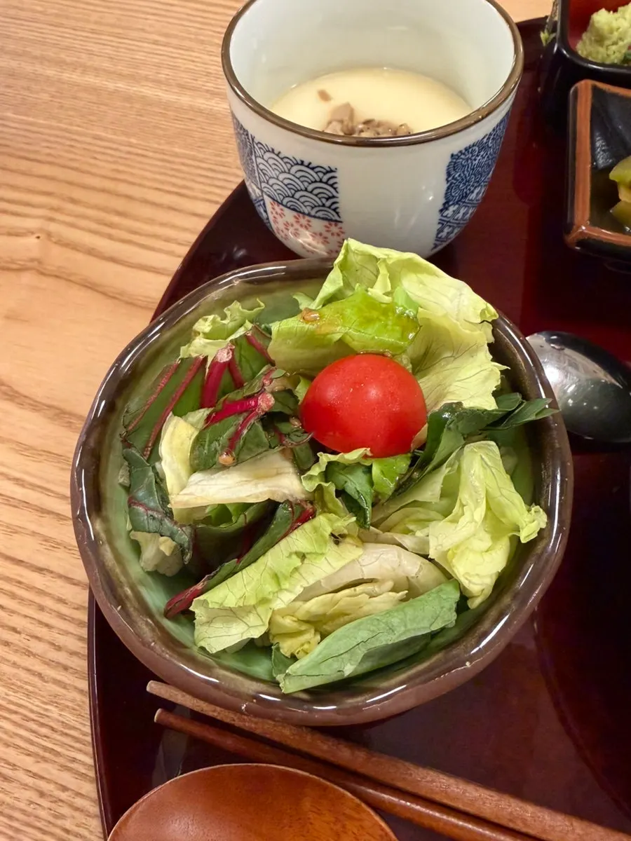 ひつまぶし膳に添えられた付け合わせの器