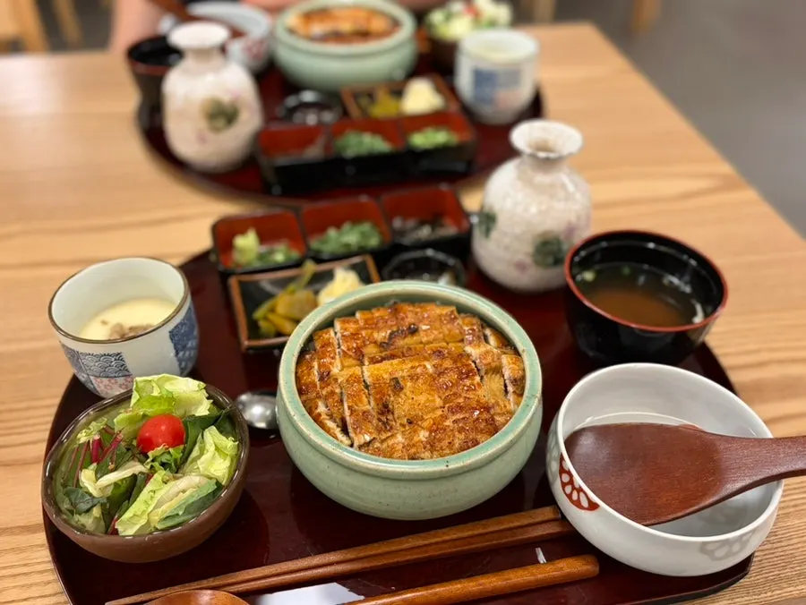 分厚いうなぎが乗ったご飯の横写真