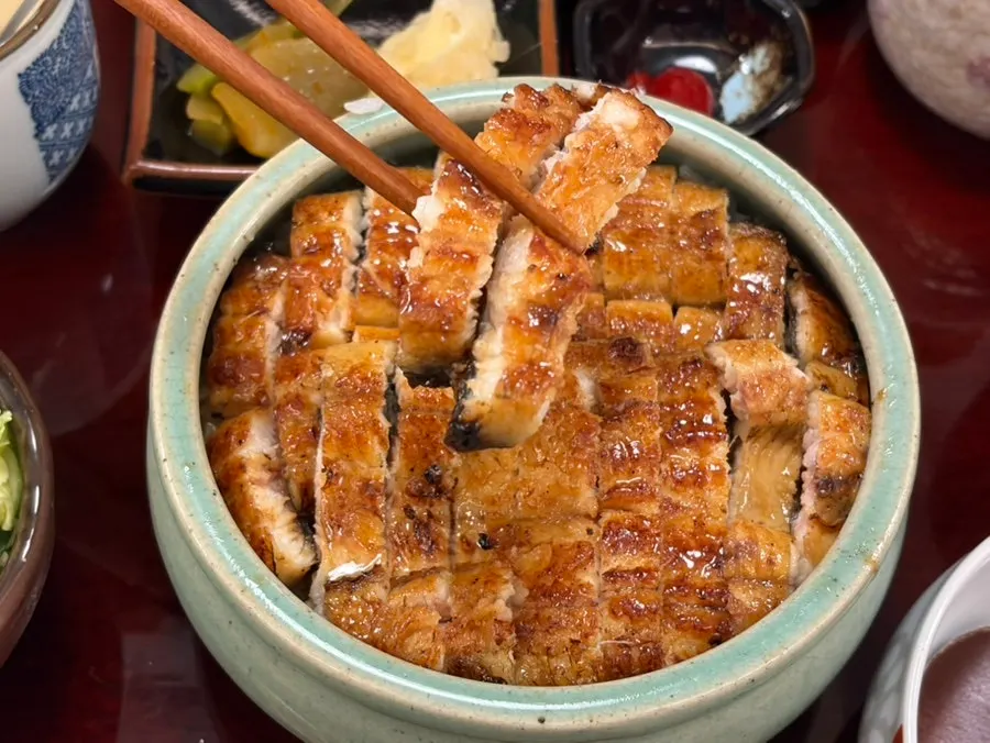 ご飯と一緒に取り分けたうなぎ一切れ