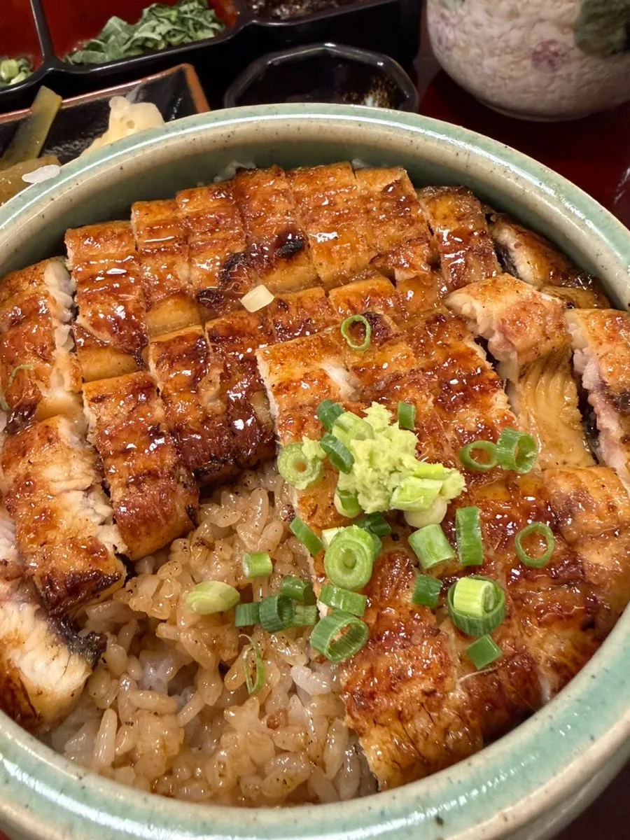 うなぎ丼を取り分けて食べる様子