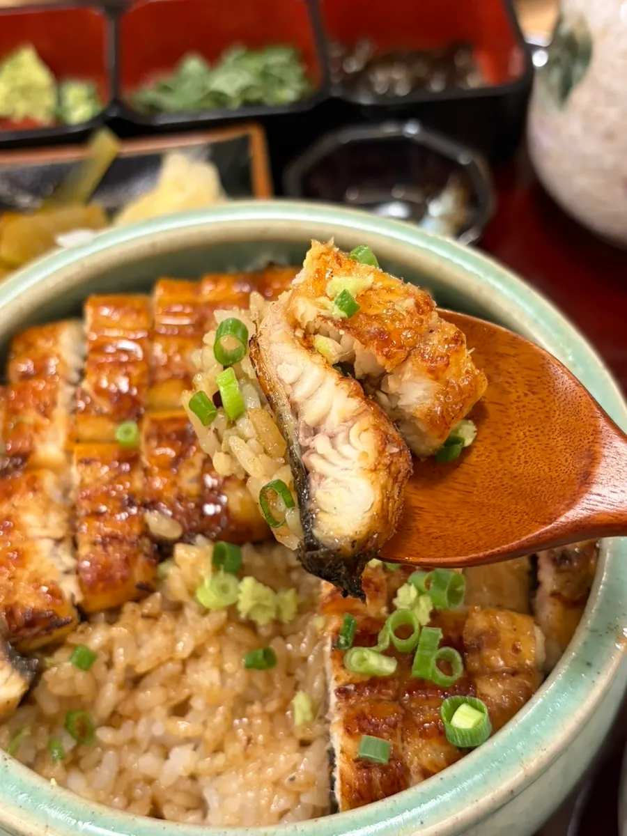 ひつまぶしのうなぎとご飯のクローズアップ