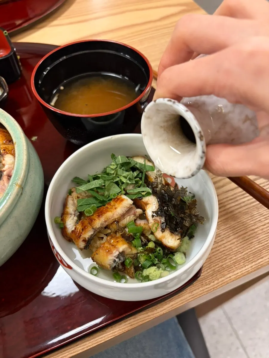 梅ソースと薬味を加えたひつまぶし
