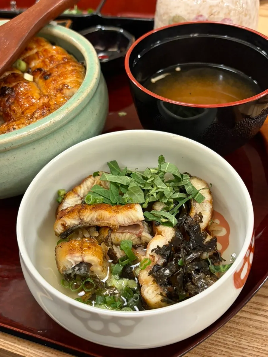 熱々の出汁をかけたうなぎのお茶漬け
