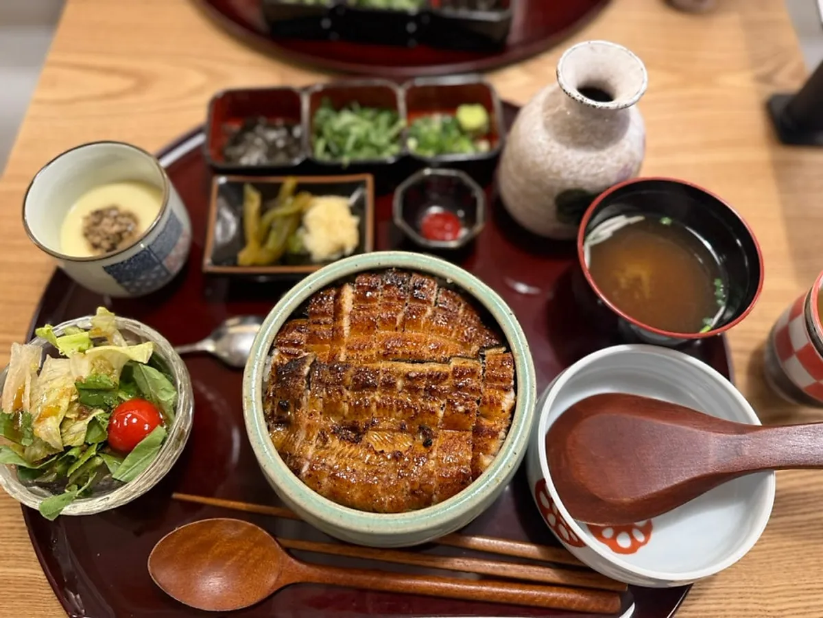 Full spread of the hitsumabushi set and unadon set