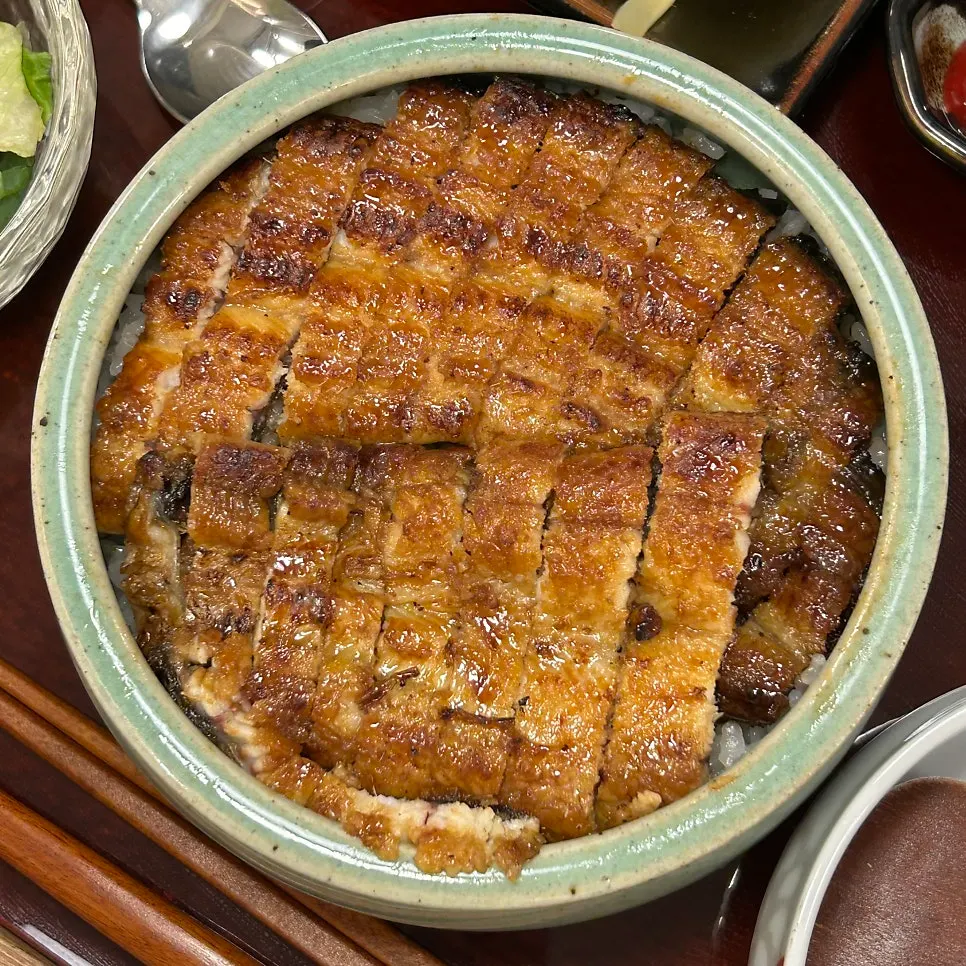 A whole eel laid over rice