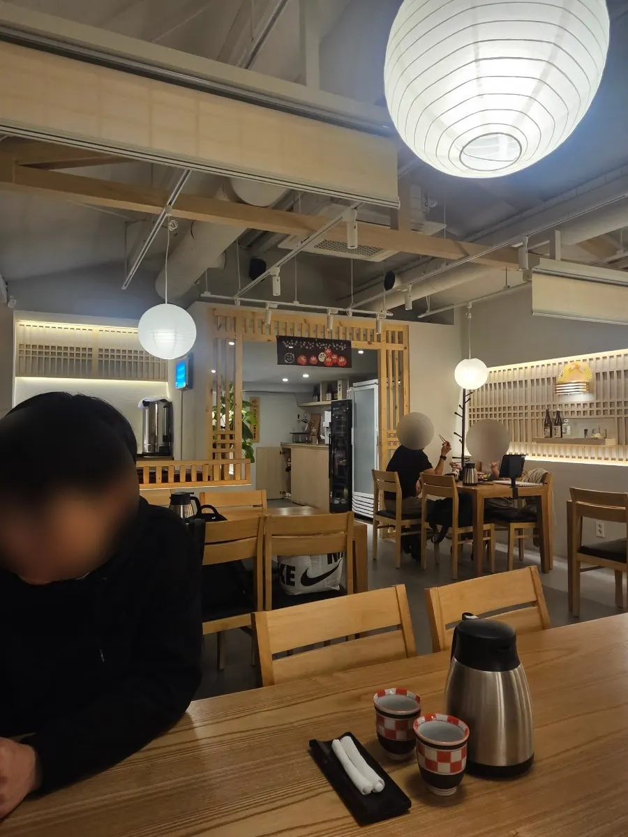 우나기와 테이블 위 수저와 안내물