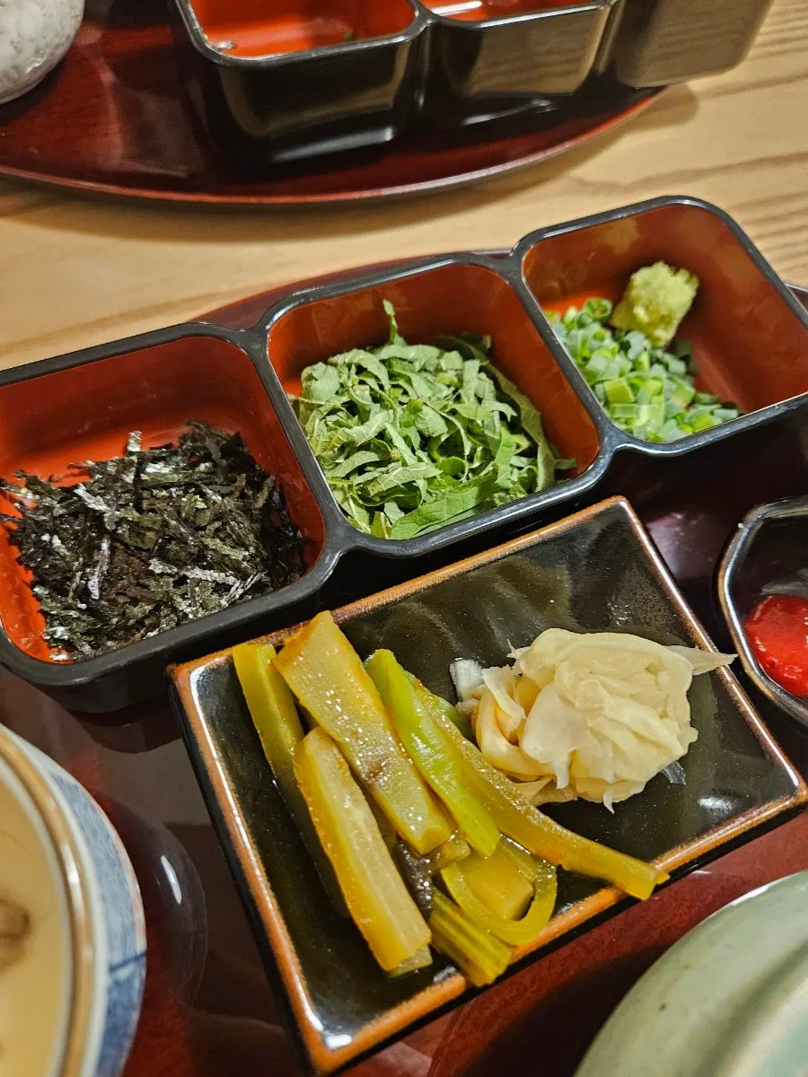 쪽파와 와사비 등 곁들임 반찬