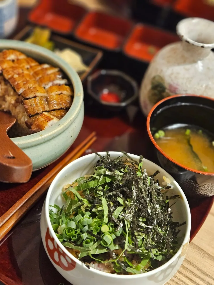 깻잎과 김까지 올린 장어덮밥 한 그릇