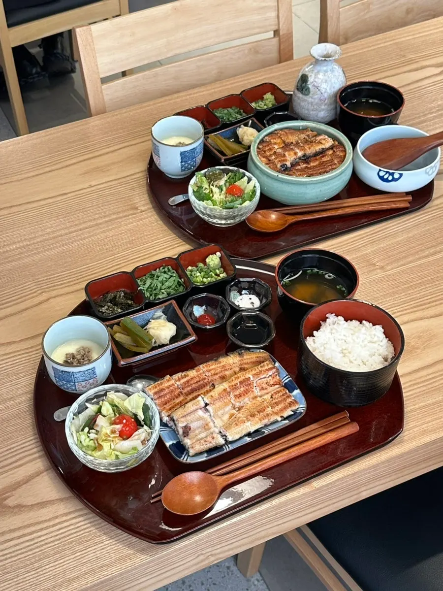A neatly arranged eel set meal