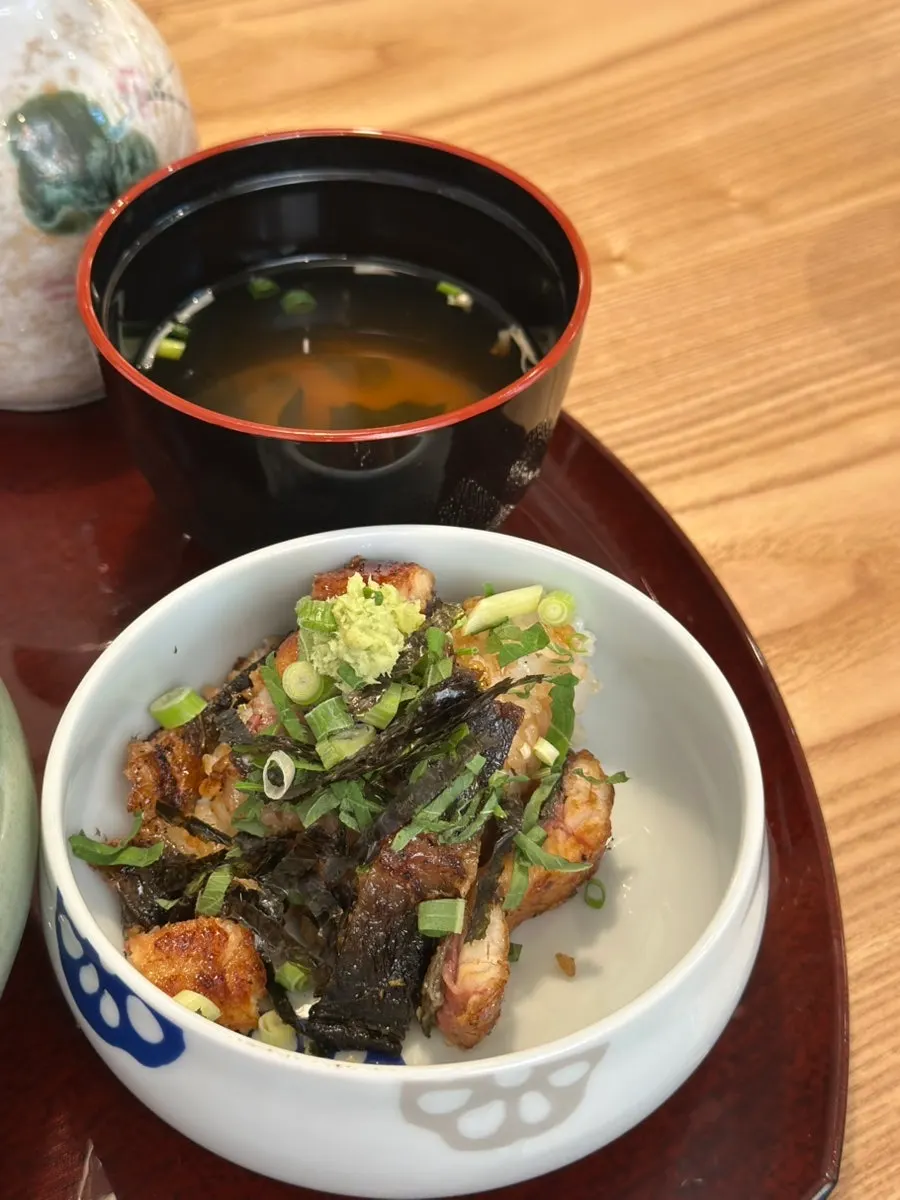 A spoonful of eel rice bowl soaked in seasoning