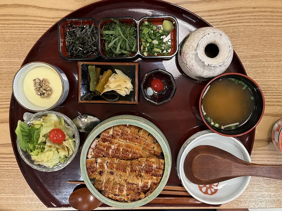 Full spread of the (regular) hitsumabushi set