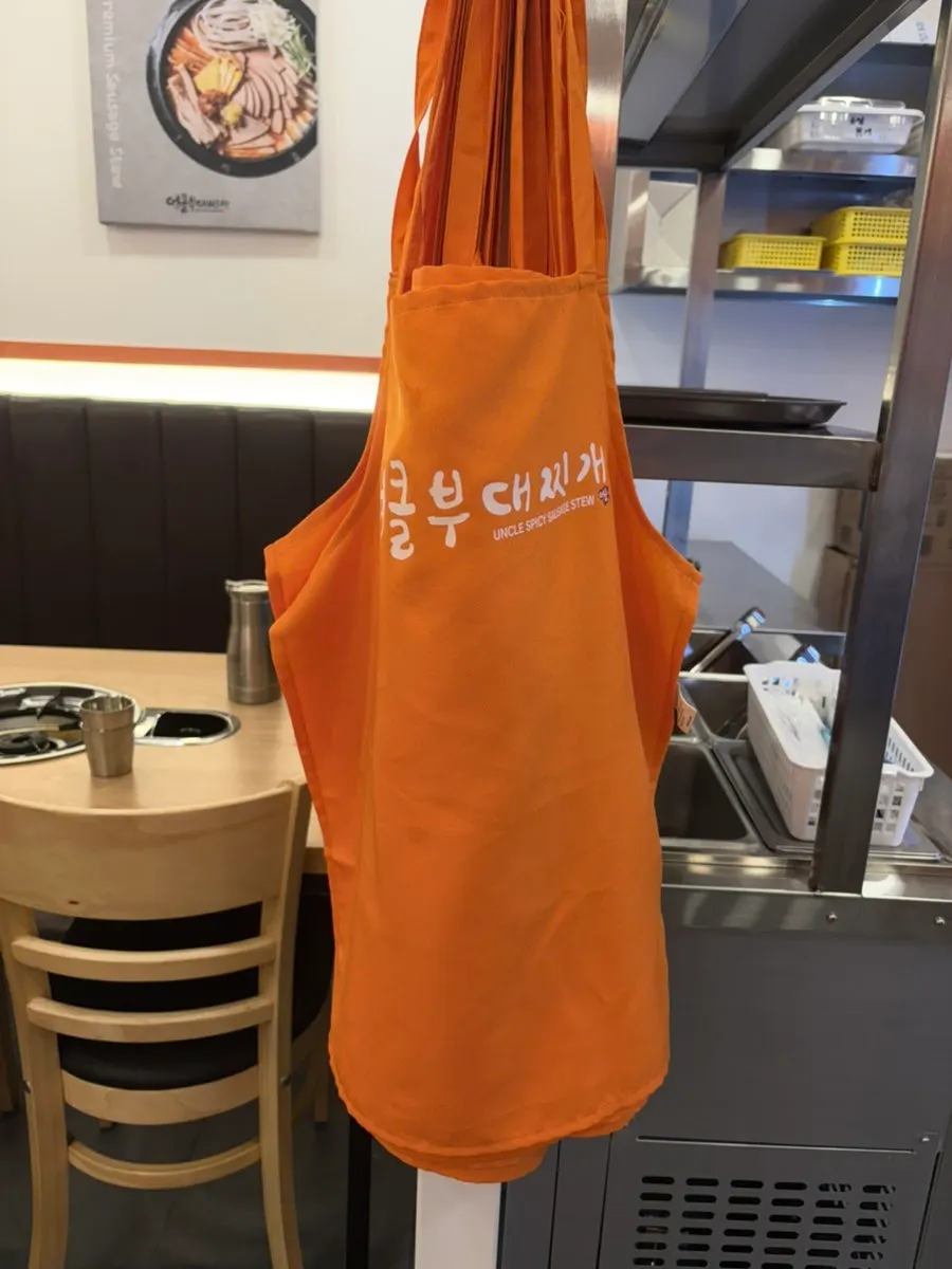 테이블이 여러 개 놓인 매장 내부