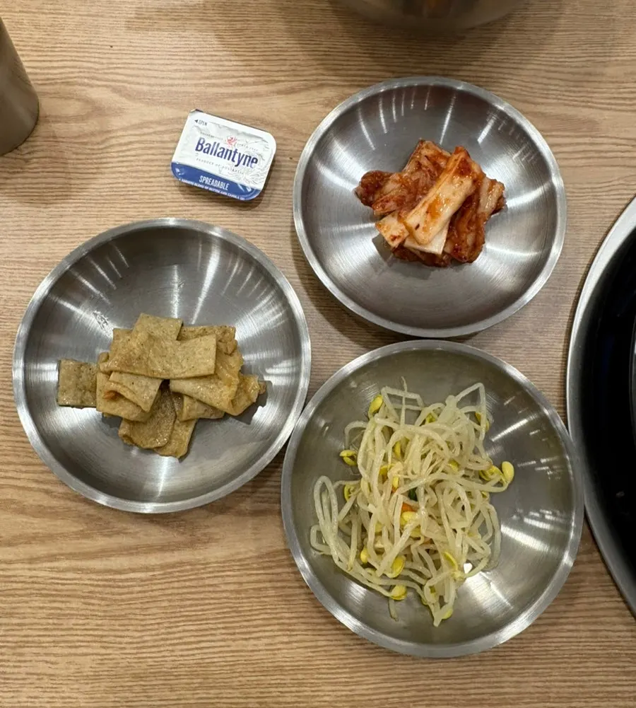 기본 반찬 3종과 1인 1개씩 나온 버터