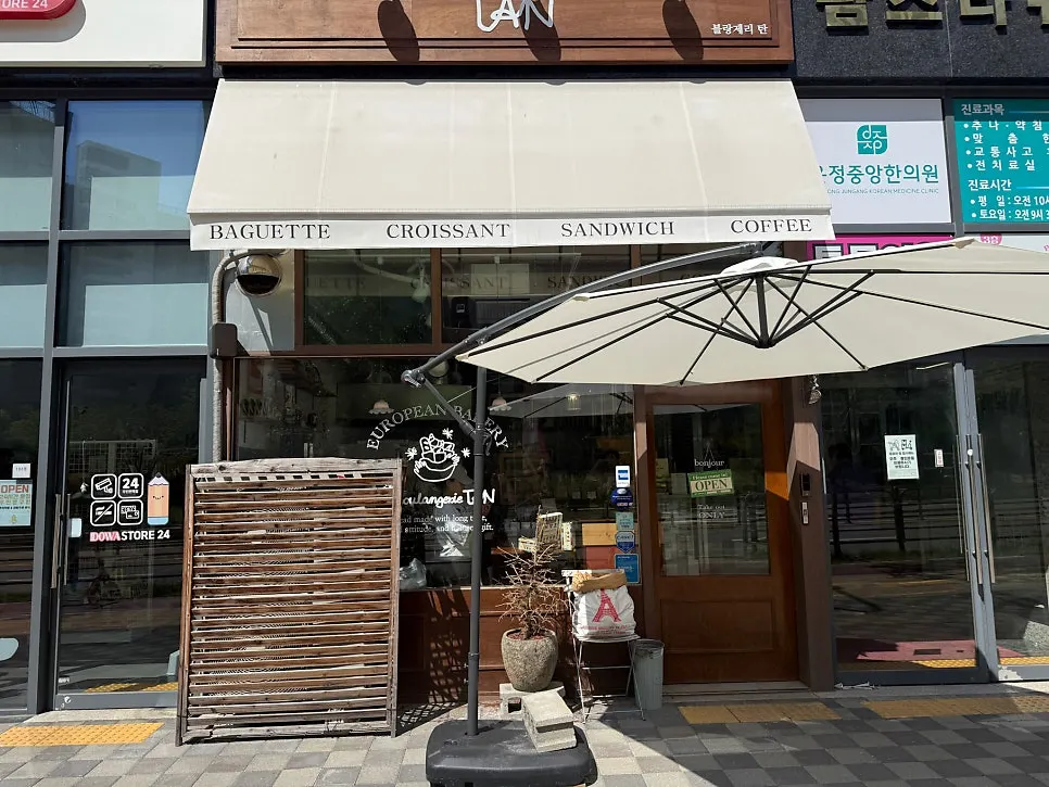 Visitor information sign at Boulangerie Tan Unjeong Main Branch