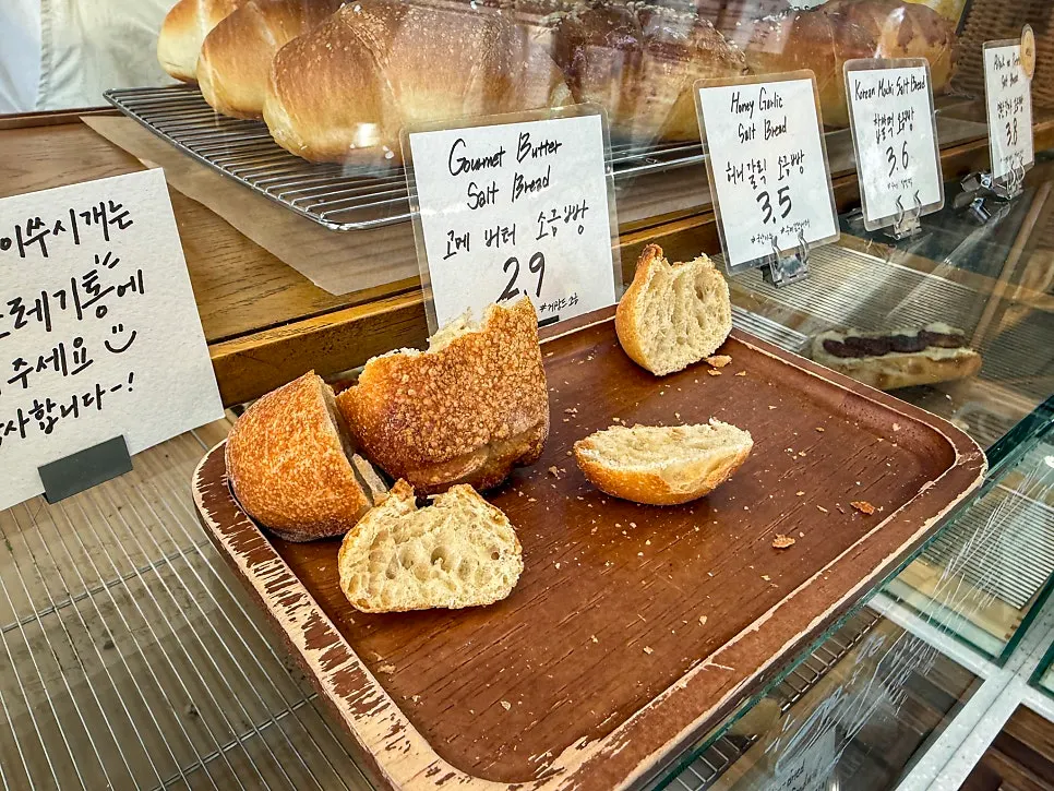 Display shelf with a salt bread 3+1 promotion sign