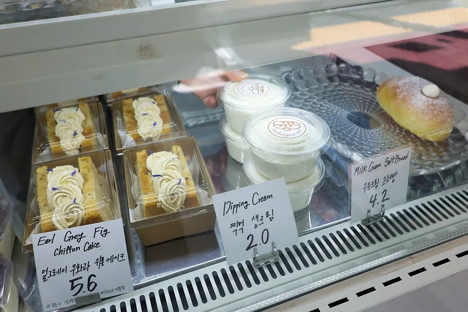 Dip-in fresh cream in its own container with the baguette