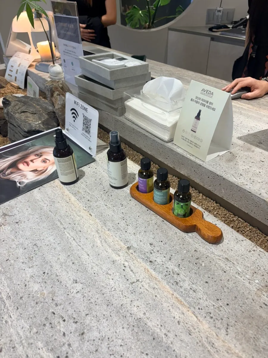 Checking hair condition before dyeing