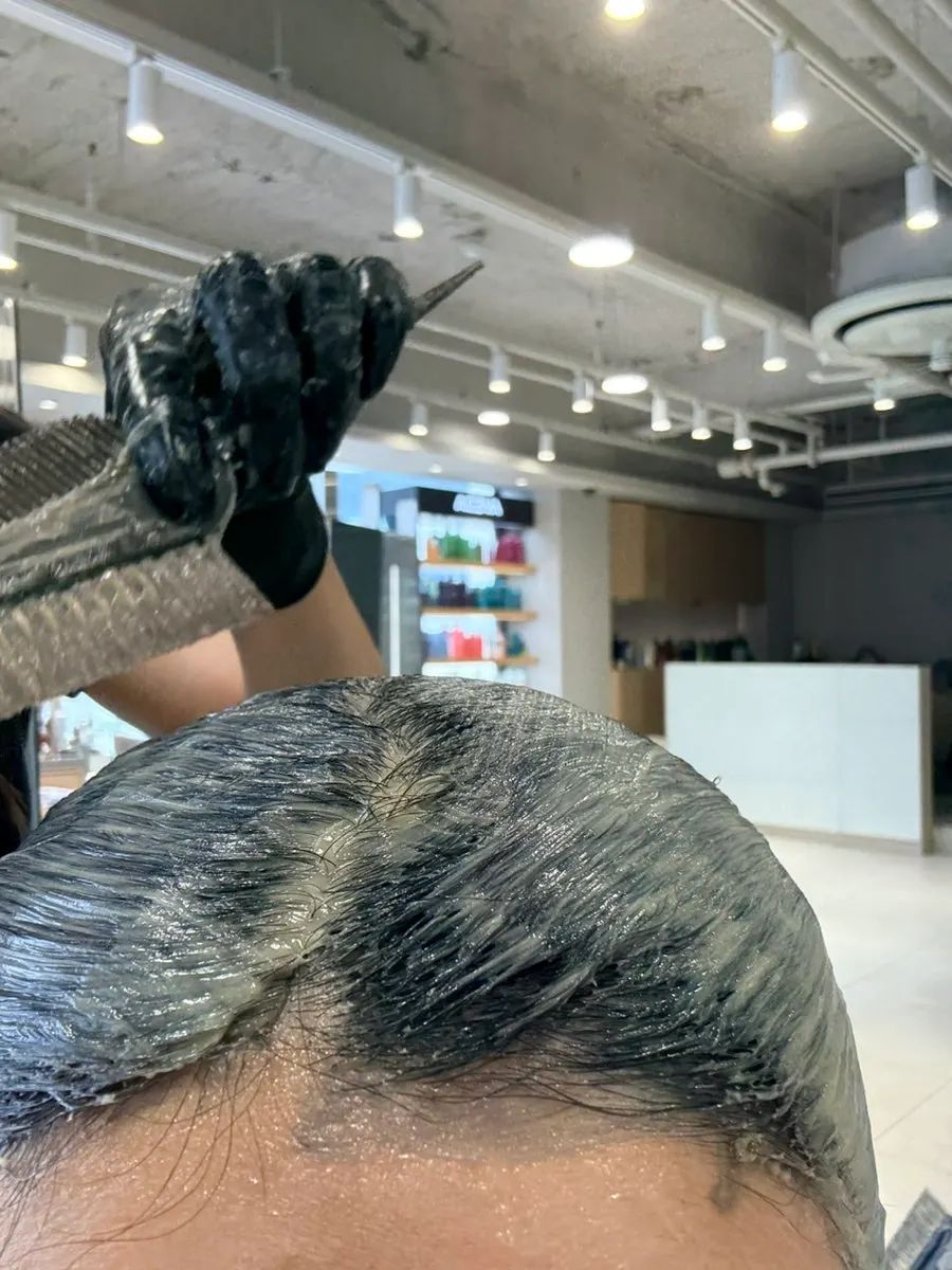 Hair fully coated with the blue-black dye
