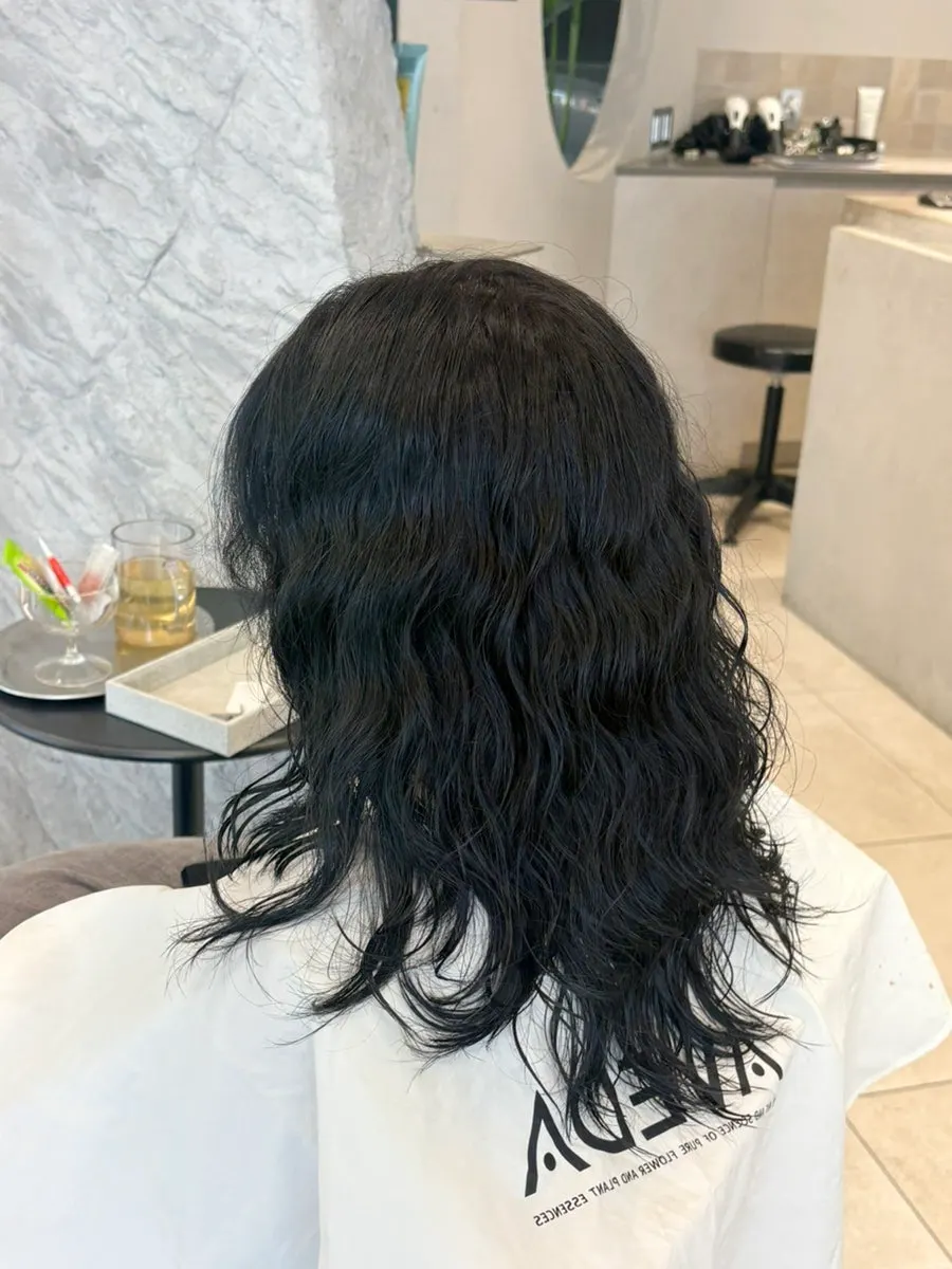 Full hair look after the blue-black dye was completed