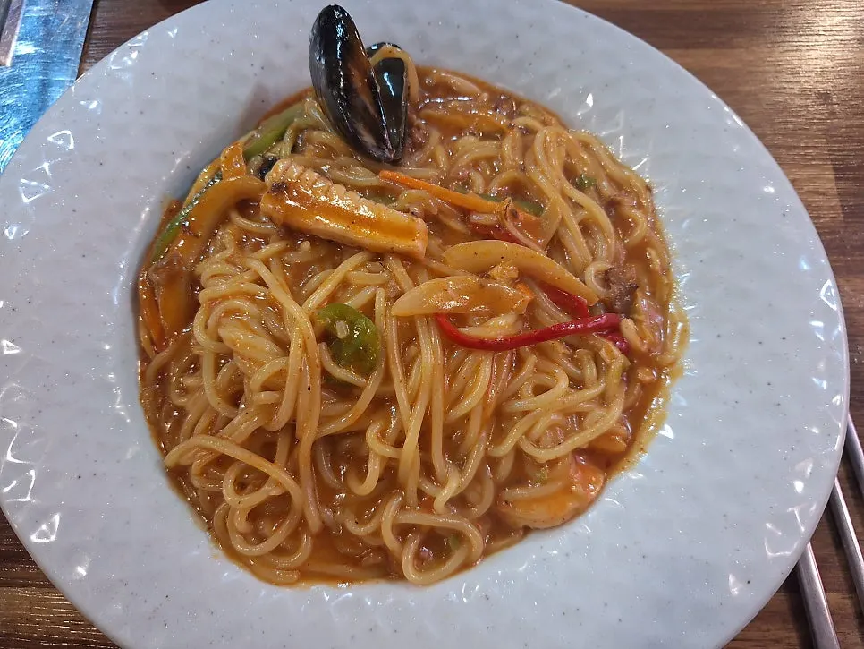 Jaengban jjamppong loaded with seafood