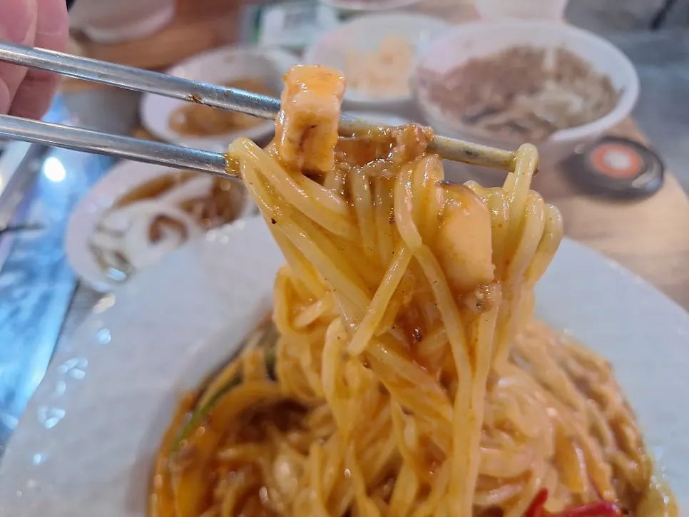 Jaengban jjamppong with shrimp and squid