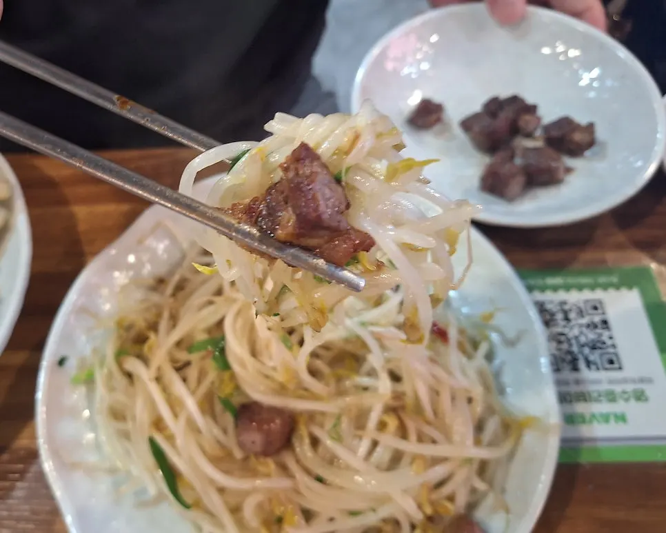 Stir-fried bean sprouts paired with lamb