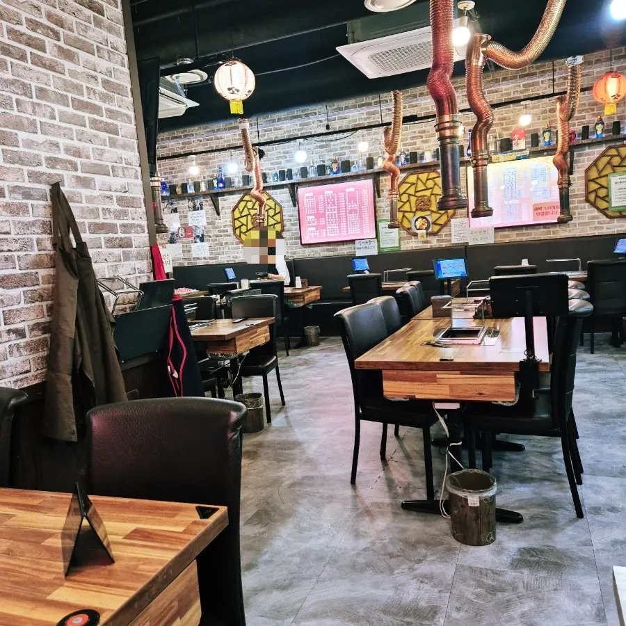 Table fitted with a yang kkochi grilling setup