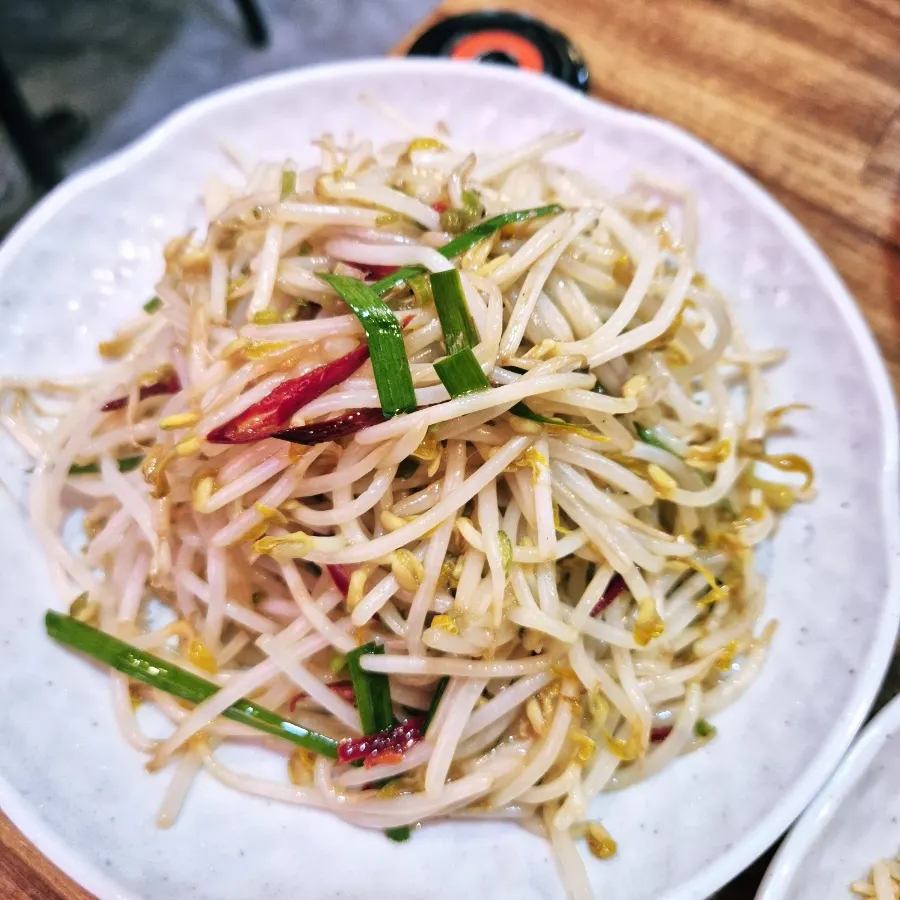 Complimentary bean sprout stir-fry