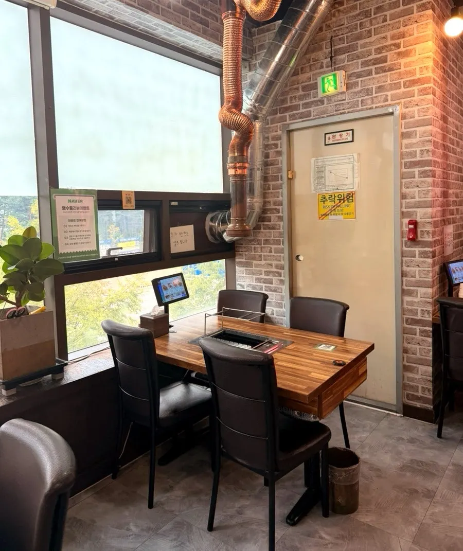 Interior decor with an exotic Chinese-restaurant mood